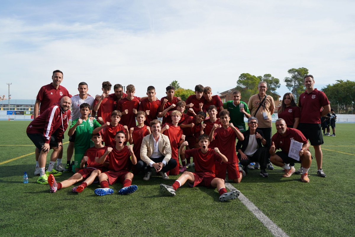 📸😍 | <a href="/fran__san/">👉🏼FRAN SÁNCHEZ👈🏻</a>, Director General de <a href="/DeportesMurcia/">Deportes Región de Murcia</a>, y Mari Carmen Morales, alcaldesa de Beniel (<a href="/AytoBeniel/">Ayuntamiento Beniel</a>), con nuestros jugadores Sub-14 tras la victoria inaugural 5-0 ante Ceuta en Beniel. 

🫂 ¡Gracias por el apoyo! 💪 #VamosFFRM