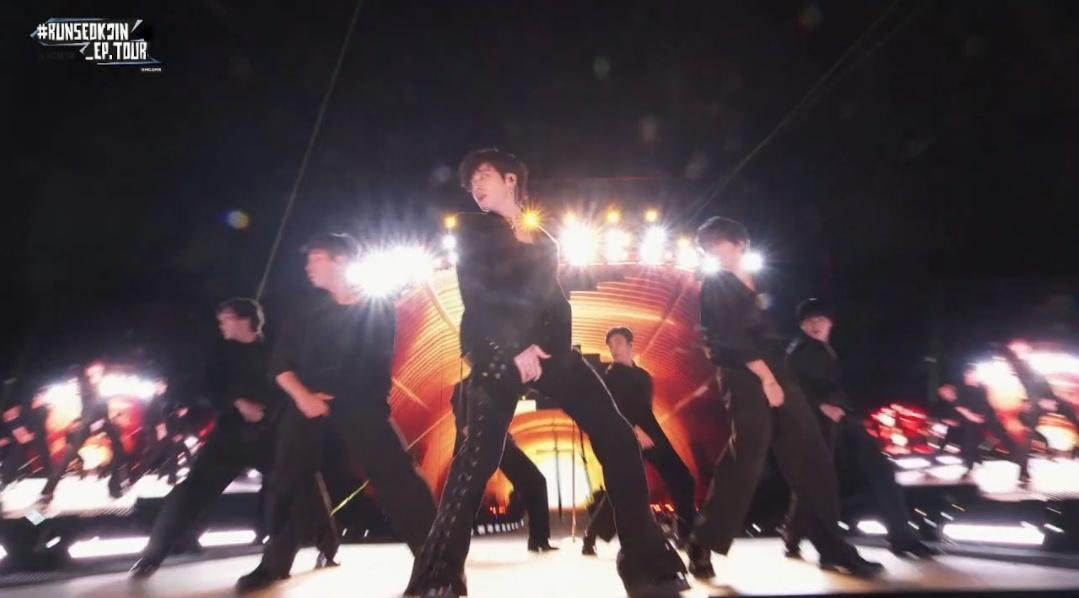 จองกุกไมค์สีทอง โคตรร้อนแรง แล้วดูชุดดิ😭
ตายๆๆๆๆๆ ทำไมฮอตแบบนี้ ฮืออออ