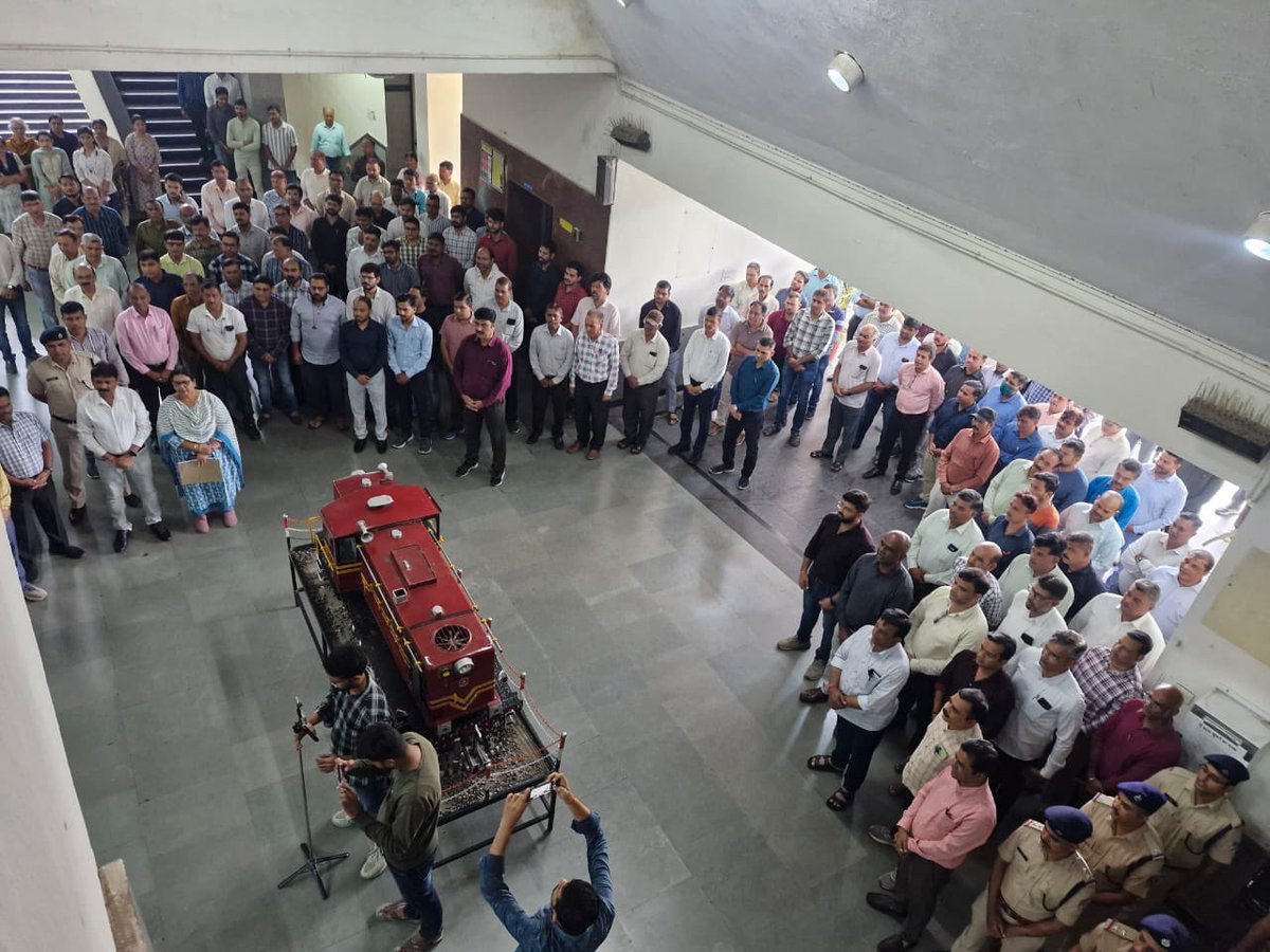 drmadiwr's tweet image. आज #राष्ट्रीयएकतादिवस के अवसर पर अहमदाबाद मंडल कार्यालय में अधिकारियों एवं कर्मचारियों को राष्ट्रीय एकता की शपथ दिलाई। 🇮🇳

यह शपथ हमारे राष्ट्र की एकता, अखंडता एवं सुरक्षा के प्रति समर्पण का प्रतीक है।

#UnityDay #WesternRailway #AhmedabadDivision

@RailMinIndia @WesternRly