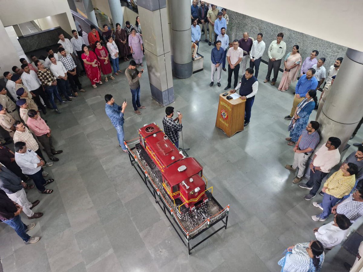 drmadiwr's tweet image. आज #राष्ट्रीयएकतादिवस के अवसर पर अहमदाबाद मंडल कार्यालय में अधिकारियों एवं कर्मचारियों को राष्ट्रीय एकता की शपथ दिलाई। 🇮🇳

यह शपथ हमारे राष्ट्र की एकता, अखंडता एवं सुरक्षा के प्रति समर्पण का प्रतीक है।

#UnityDay #WesternRailway #AhmedabadDivision

@RailMinIndia @WesternRly