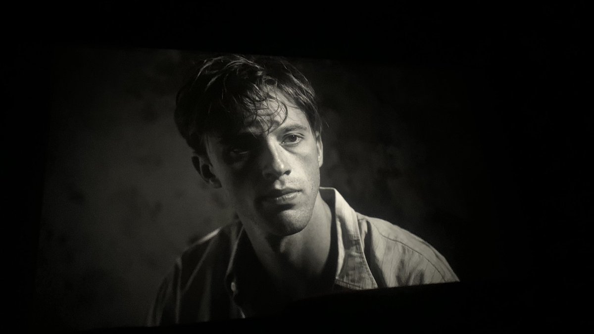 بالأمس شاهدت فيلم الغريب في السينما، المبني على رواية ألبير كامو.
يمكن من أجمل أفلام 2025.