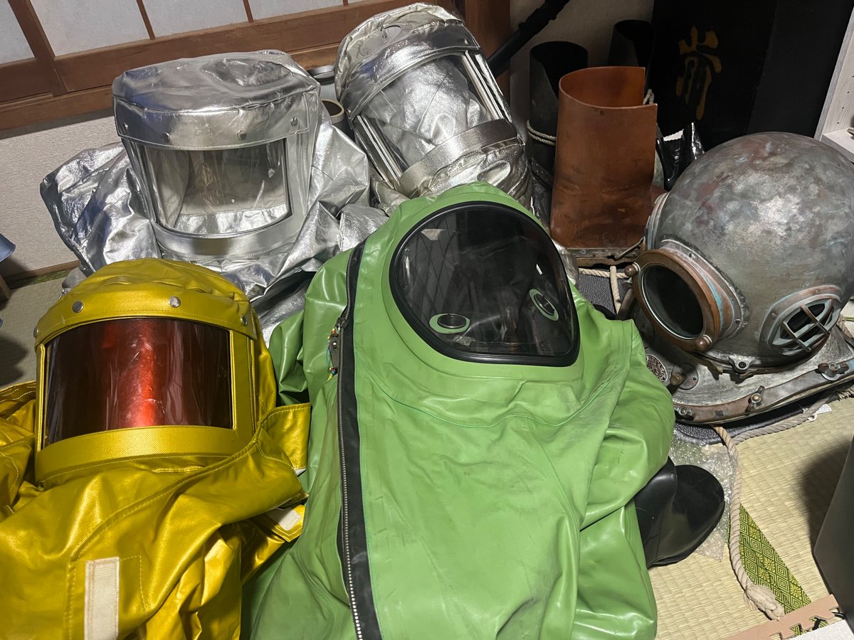 来客があるので部屋を整理してますが…

耐熱服・放射能防護服・化学防護服・ヘルメット潜水服と気付けば色々と集まってしまいました😂