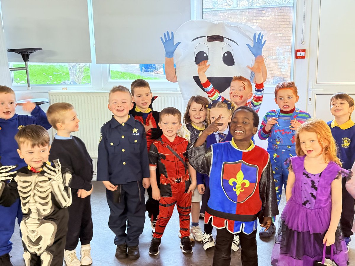 sandaigprimary's tweet image. Sparkly smiles at Sandaig today! 😁 Childsmile visited to show us how to brush every single tooth  - no hiding at the back! 🪥✨ @NHSChildsmile ❤️ #Health #LearningForLife