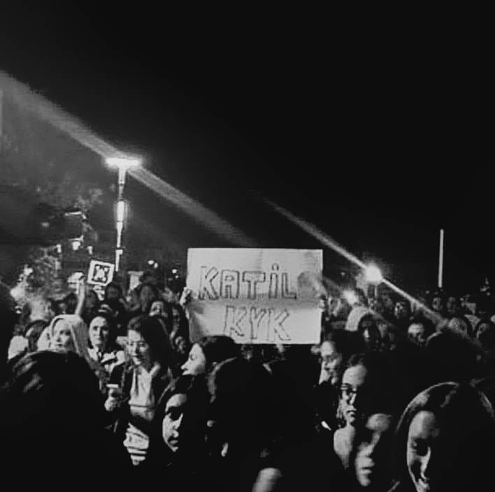 Bir kez daha KYK yurdunda bir genç yaşamına son verdi.
Gençler barınamıyor, geçinemiyor, susturuluyor.
Balıkesir 6 Eylül KYK Kız Yurdu’ndaki olayın üzeri örtülmeye çalışılıyor.

Bu düzen gençliği umutsuzluğa, itiyor!
Umutsuz kalma çünkü #YaşamakDevrimdir