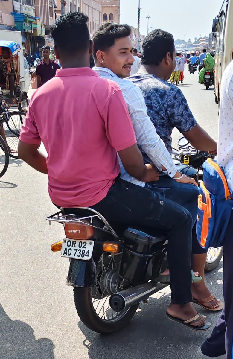 HomeguardL's tweet photo. @CMO_Odisha 
ପୁରୀ ମାର୍କେଟଛକରେ ଆଜି ତିନି ଯୁବକ ଗୋଟେ ବାଇକରେ ବିନା ହେଲମେଟରେ ଯାଉଥିଲେ, କହିବାରୁ ଅପମାନଜନକ ଗାଳି ଦେଇ ଦେଇ ଗଲେ
Please fine
@AMITABHTHAKUR21 
@akshya_patra 
@prsprateek 
@STAOdisha https://t.co/vMBVcBB9oc