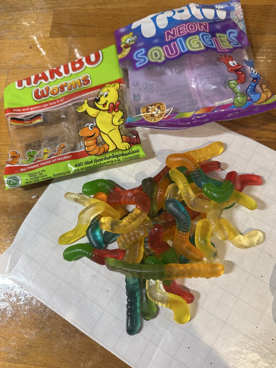 tamada145's tweet photo. ハロウィンだから土の中からミミズが出てくるお菓子つくった。

正体はオレオ（土）とグミ（ミミズ）。

#ハロウィン
#オレオ
#ノアール
#ハリボー
#トローリ
#子供の頃の思い出再現 https://t.co/2AZHz6Nsp7