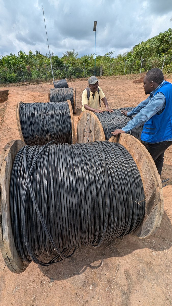anser_rdc's tweet image. Bongandanga/Equateur
🔧 Après une longue attente due à des difficultés logistiques dans l’acheminement des équipements nécessaires à la finalisation de la centrale solaire de Bongandanga 🇨🇩, située dans la province de l’Équateur 🌿, nous avons le plaisir d’annoncer que ces…