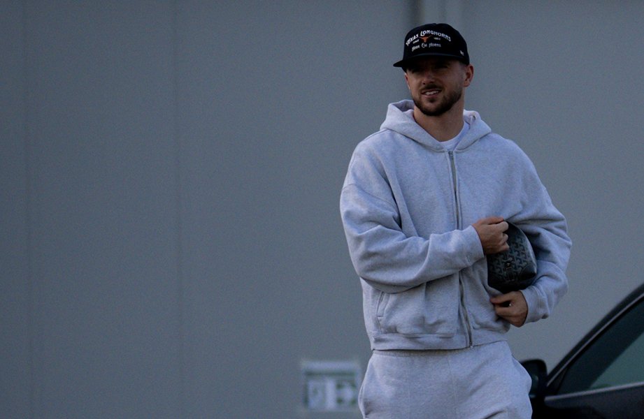 ManUtd's tweet image. Arriving at Carrington 😎