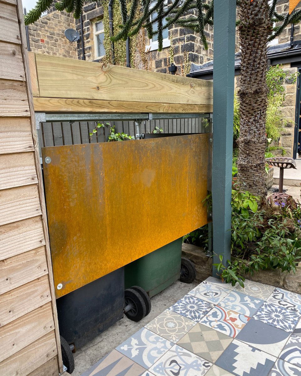 Smart #storage, built to last. 🛠️

A custom #bin store with planter, made using #galvanised box section, square clamps and #cortensteel sheets for a durable, weathered finish.

📸: Janet Keenan

Shop now - bit.ly/4nohYdr