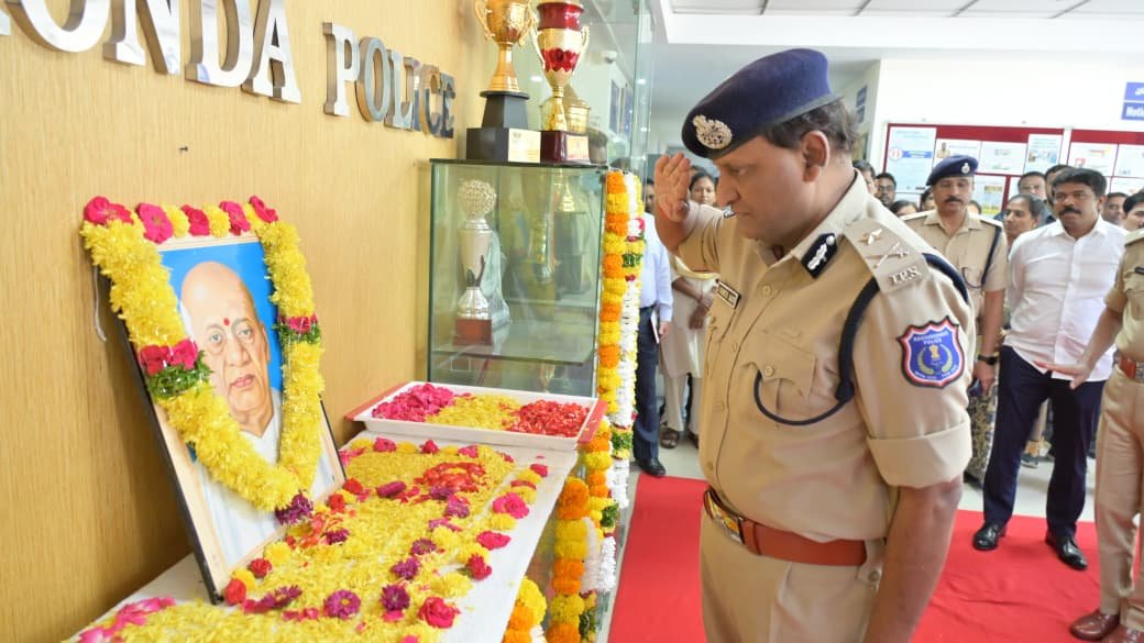 సర్ధార్ వల్లభాయ్ పటేల్ గారి జయంతి “రాష్ట్రీయ ఐక్యత దినోత్సవం” ను పురస్కరించుకుని రాచకొండ సిపి సుధీర్ బాబు ఐపిఎస్ గారు ఈరోజు రాచకొండ పోలీసు కార్యాలయం నేరడ్మేట్ లో సర్దార్ వల్లభాయ్ పటేల్ గారి ఫోటోకు పూలమాల వేసి ఘన నివాళులర్పించారు.

అనంతరం #పోలీసు సిబ్బందితో ఏక్తా దివాస్ #ప్రతిజ్ఞ