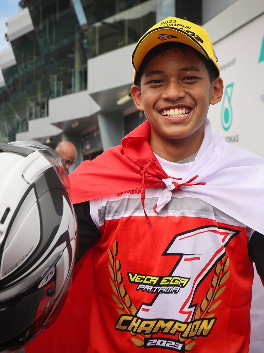 moto4asia's tweet photo. 2023 champion 🤜🤛 2024 champion

Pratama &amp; Mitani show you that the #RoadToMotoGP🏁 starts here! https://t.co/U9cK6cNaeL