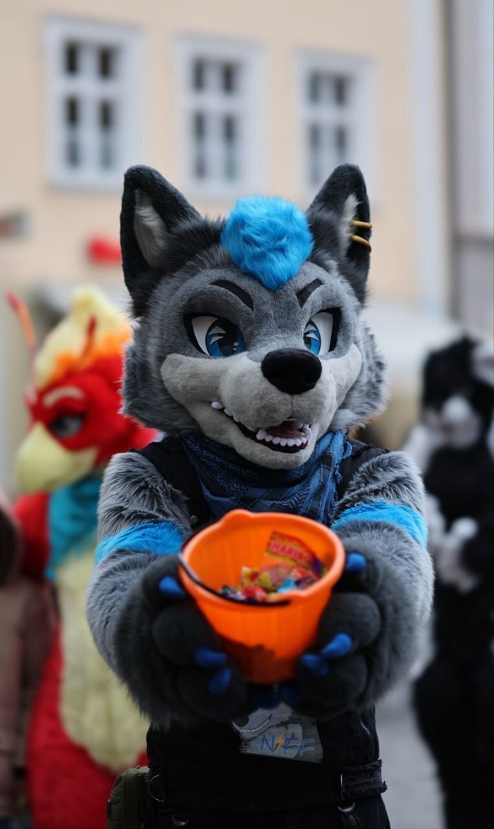 Traut ihr euch, etwas aus dem Süßigkeiten-Behälter zu nehmen? Auch der liebste Furry könnte zubeißen 😜

Happy #Halloween! 🎃👻
Die Münchner Furs wünschen euch viele süße oder saure Leckereien und einen gruseligen #FursuitFriday!

Und für morgen nicht den @msuitwalk vergessen! 🐾