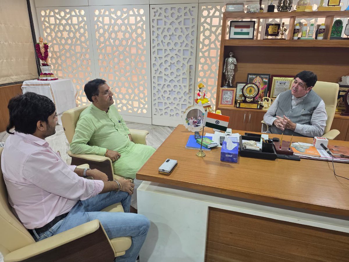 गुजकोमासोल मुख्यालय गांधीनगर में पधारे गुजरात के सामाजिक न्याय एवं अधिकारिता और शिक्षा मंत्री डॉ. प्रद्युमन भाई वाजा का अभिवादन किया और सफल कार्यकाल की शुभकामनाए दी.

प्रदेश भाजपा डिबेट प्रवक्ता शैलेशभाई परमार, प्रदेश भजापा युवा मोरचा के उपाध्यक्ष मनीष संघाणी समेत गणमान्य