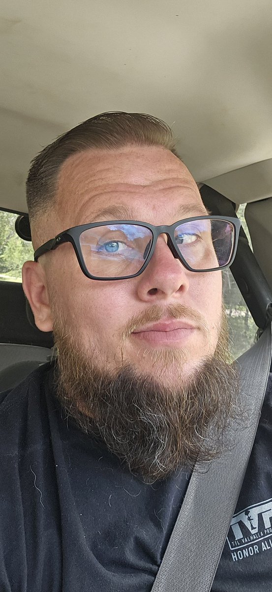 MichaelHelstow1's tweet photo. Fat guy with a broken eye 🤣 https://t.co/Q0LSTAP0O8