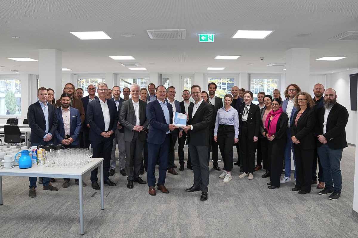 Klaus_Mueller's tweet image. Alle guten Dinge sind vier: Heute hat die @BNetzA die vierte #Stromautobahn #Ultranet final genehmigt. Mit A-Nord, SuedLink und SuedOstLink können - nach vielen Jahren - alle Stromtrassen gebaut werden.

Danke an @Amprion, @TenneT_Germany, @50Hertzcom und @TransnetBW.

@BMWE_