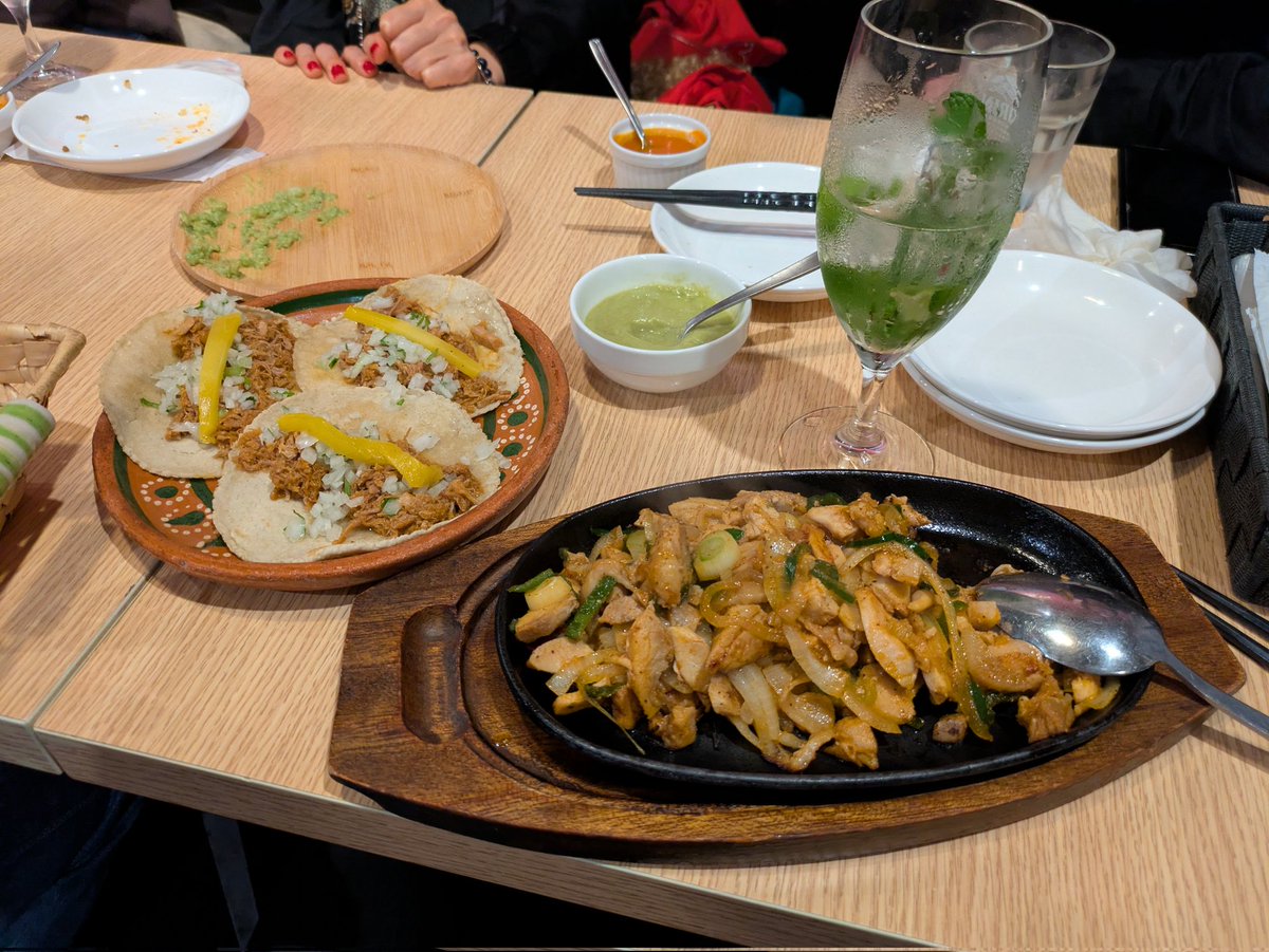 Frenderman's tweet image. Y'all care if a white boy speak a little Espanol tonight