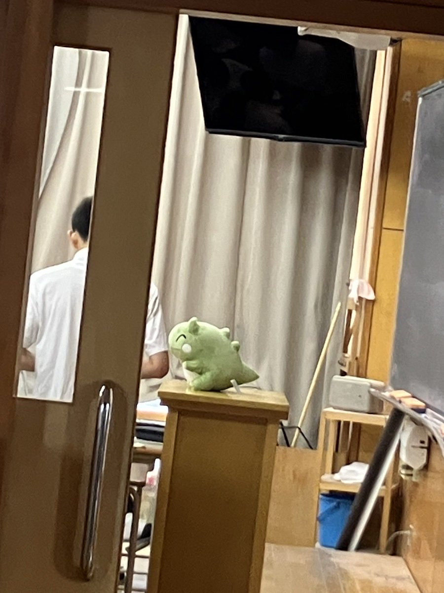 minus_kara2's tweet image. うちの高校は教員が"みがわり"を使って自習監督サボります