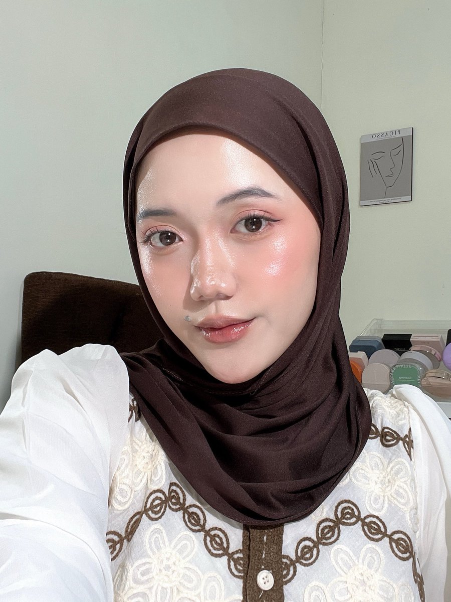Simple look, effortless glow —

siapa sangka makeup on fleek cuma butuh satu palette😳