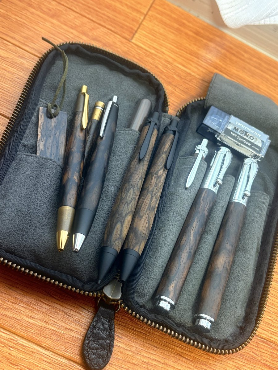 今年も東京ペンショーには仕事で行けないけど、最近お金がないし黒柿を集めるのは終わりにしました💦実は金木犀さんの黒柿が2本も😉しばらくは見る専門で👍でも、一度は行ってみたい！
＃金木犀
＃文房具