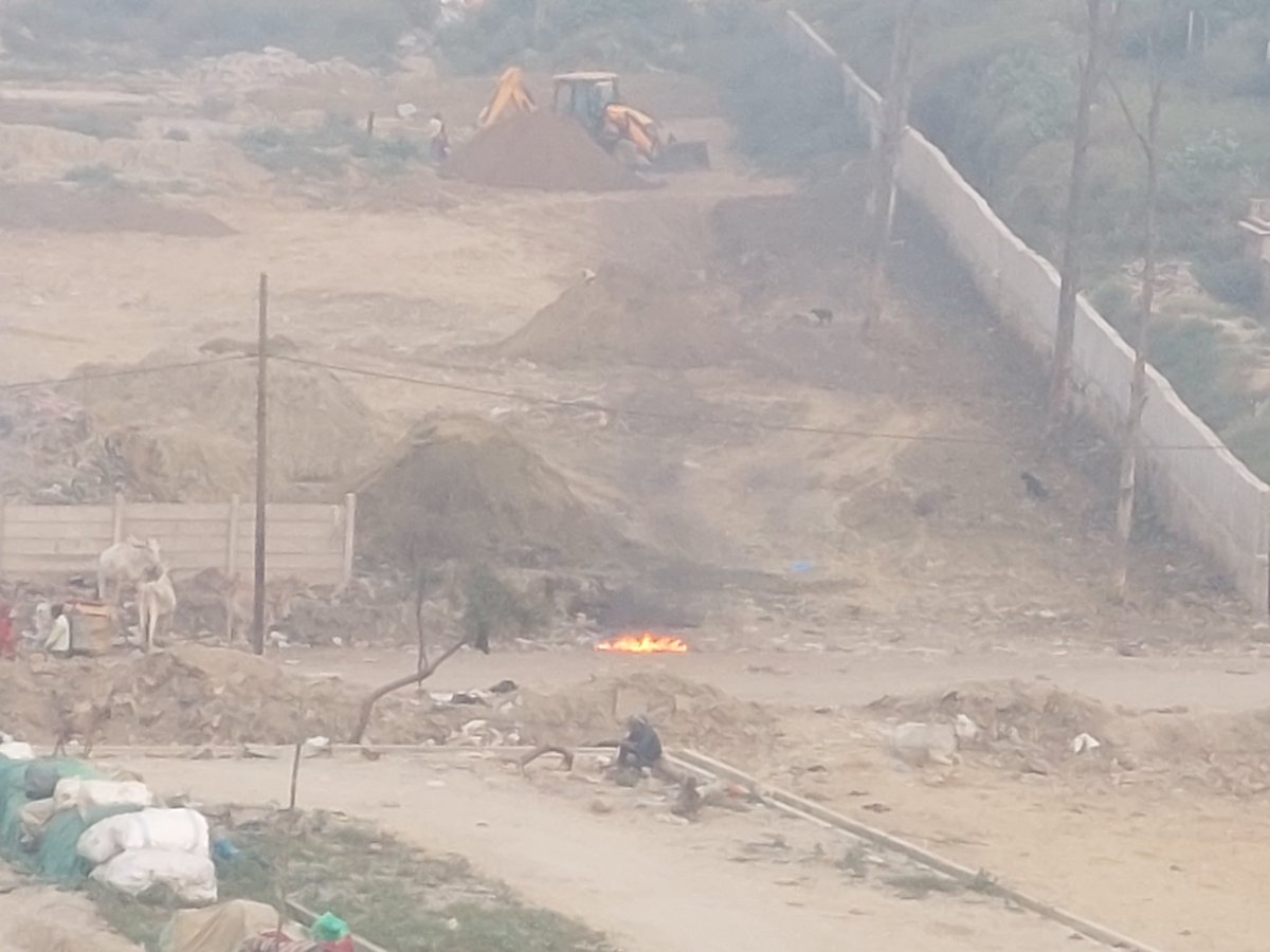 ginnyrani's tweet photo. Adding to the woo of AQI, dump waste buring near water treatment plant, Shakti khand 4, Indirapuram @gdagzb @dm_ghaziabad https://t.co/0F3IcOMYMc