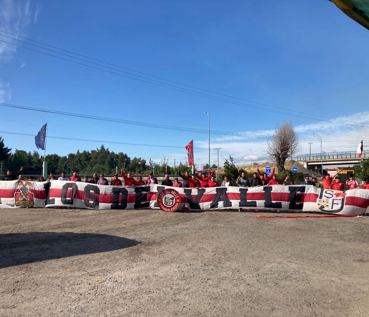 Donde juega el Uní Uní… ¡ahí está su gente! 🫂

Los albirrojos ya en camino a Concepción, listos para dejar la voz por los colores.

El amor por el club no se detiene 💪

#UNÍDOS ⚪️🔴