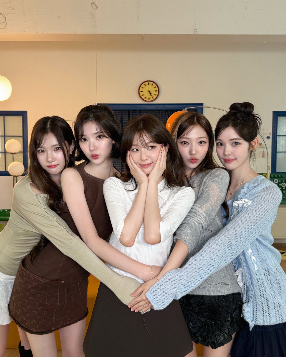 universerene's tweet image. close enough. welcome back, red velvet