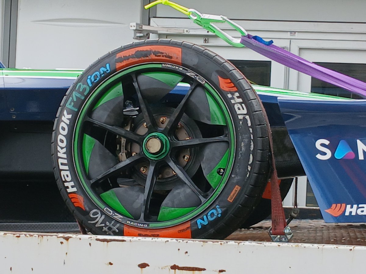tobiw_apex's tweet image. #FETesting: The @Envision_Racing car of @alicepowell is back in the paddock.

A battery issue was the reason for her leaving the track and stucking in the gravel. #FormulaE #ABBFormulaE
