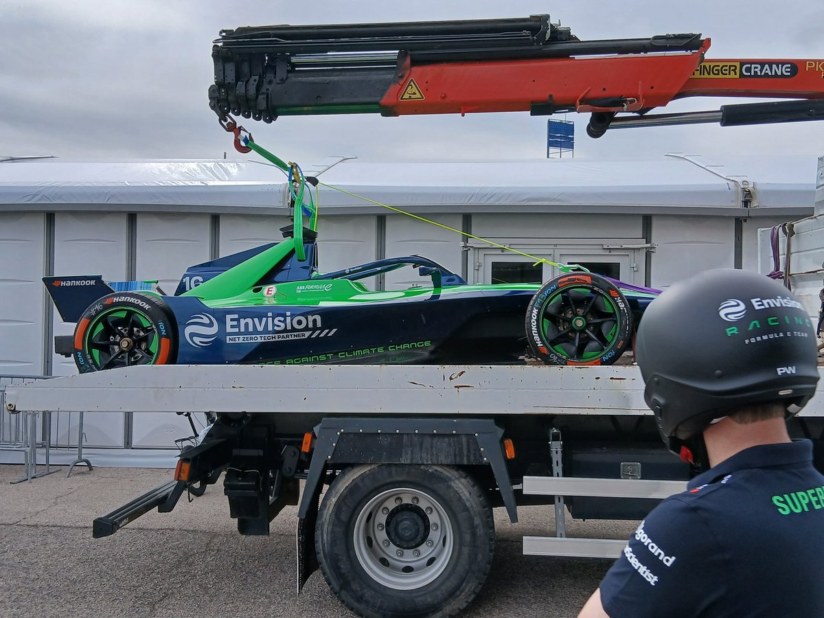 tobiw_apex's tweet image. #FETesting: The @Envision_Racing car of @alicepowell is back in the paddock.

A battery issue was the reason for her leaving the track and stucking in the gravel. #FormulaE #ABBFormulaE