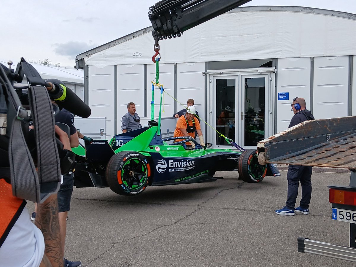 tobiw_apex's tweet image. #FETesting: The @Envision_Racing car of @alicepowell is back in the paddock.

A battery issue was the reason for her leaving the track and stucking in the gravel. #FormulaE #ABBFormulaE