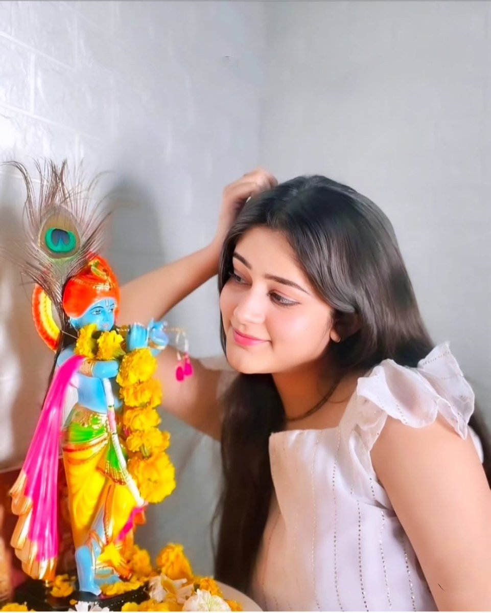 कृष्ण पर भरोसा हमें बल 
            भी देता और जीत भी... 

🌿🙏!! जय श्री कृष्णा !!🙏🌿