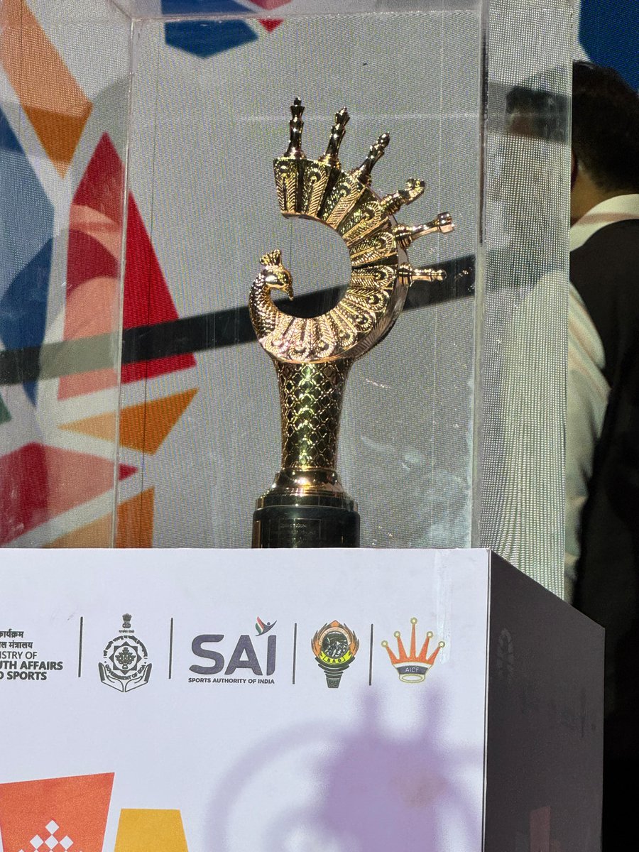 MeghUpdates's tweet image. Just saw the FIDE Chess World Cup trophy and wow🔥

Peacock for grace, chess pieces for intellect, and named after Vishy Anand himself.
Doesn’t get better than this 🙌
#FIDEWorldCup2025
@ChessbaseIndia @narangnitin