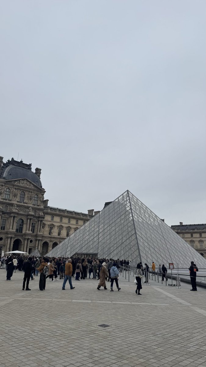 Rackz0's tweet image. Louvre queue was insane i had to take this pic and call it a day