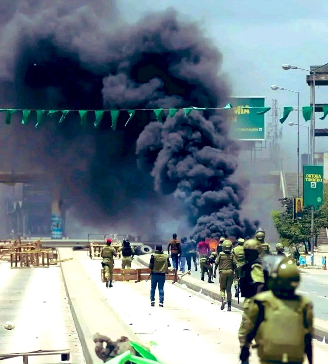 kabumba_justin's tweet image. Pour le troisième jour consécutif, des manifestants descendent dans la rue en #Tanzanie, bravant les avertissements du chef d&apos;état-major de l&apos;armée qui leur enjoint de mettre fin aux troubles. L&apos;accès à Internet est coupé, ce qui rend difficile la confirmation des informations…