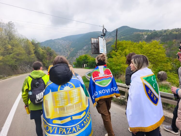 To što su uradili studenti iz Novog Pazara, sa peške pređenih 430 kilometara do Novog Sada, to ova država nikada ne sme da zaboravi❗️

Bravo devojke i momci❗️