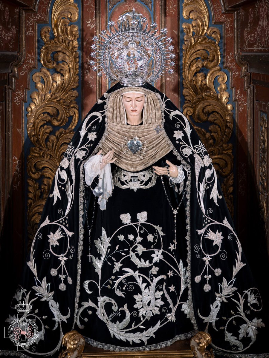 #Vestimenta | Nuestra Madre, la Virgen de la Aurora, se nos presenta revestida con el habitual luto, portando su terno de difuntos bordado en plata, tocado en lamé de plata, corona plateada, corazón pectoral y concha, ambos también en plata.

🪡👇🏻