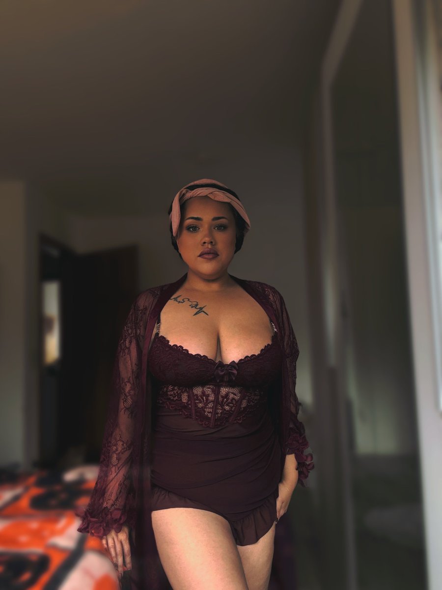 Happy Halloween! 🎃 
Zählt mein Lockenwickler als Kostüm? Und selbst wenn nicht sind meine Kurven gefährlicher als jedes Kostüm .. Meine Kurven ähneln schon  Süßes oder Saures: verführerisch, verlockend und leicht gefährlich..🔥🎃😈