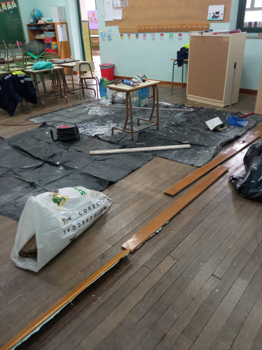 Aprovechando el día no lectivo, estamos realizando algunos trabajos de mantenimiento en el colegio antiguo. 

Cambiando varias tablas de las tarimas que estaban dañadas y revisando todos los rodapiés, sustituyéndolos y anclándolos bien para que queden firmes y en buen estado.