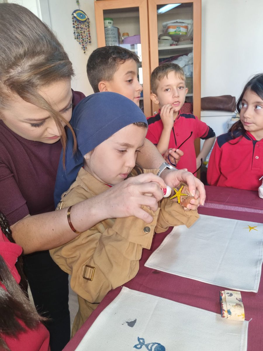 Kurumumuz tarafından, Gazi Mustafa Kemal İlkokulu 2B sınıfı öğrencilerine etkinlik düzenlenmiştir. El Sanatları Öğretmenimiz Yasemin TUNÇ rehberliğinde ve sınıf öğretmenleri Jale CÖMERT eşliğinde öğrencilere kumaş baskı uygulaması gösterilip uygulatılmıştır.