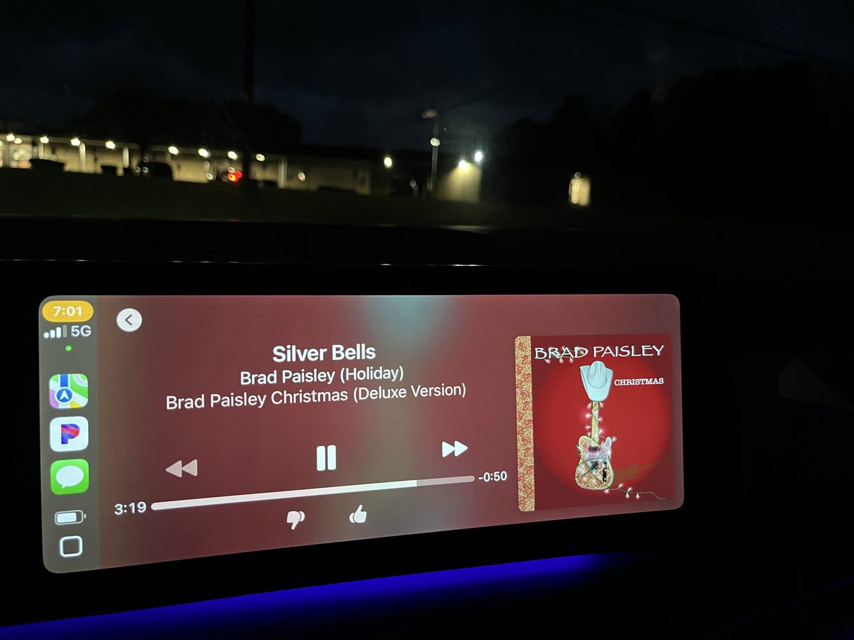 Happy Friday! Another super dark arrival at school! Too soon for my music?!❤️💚