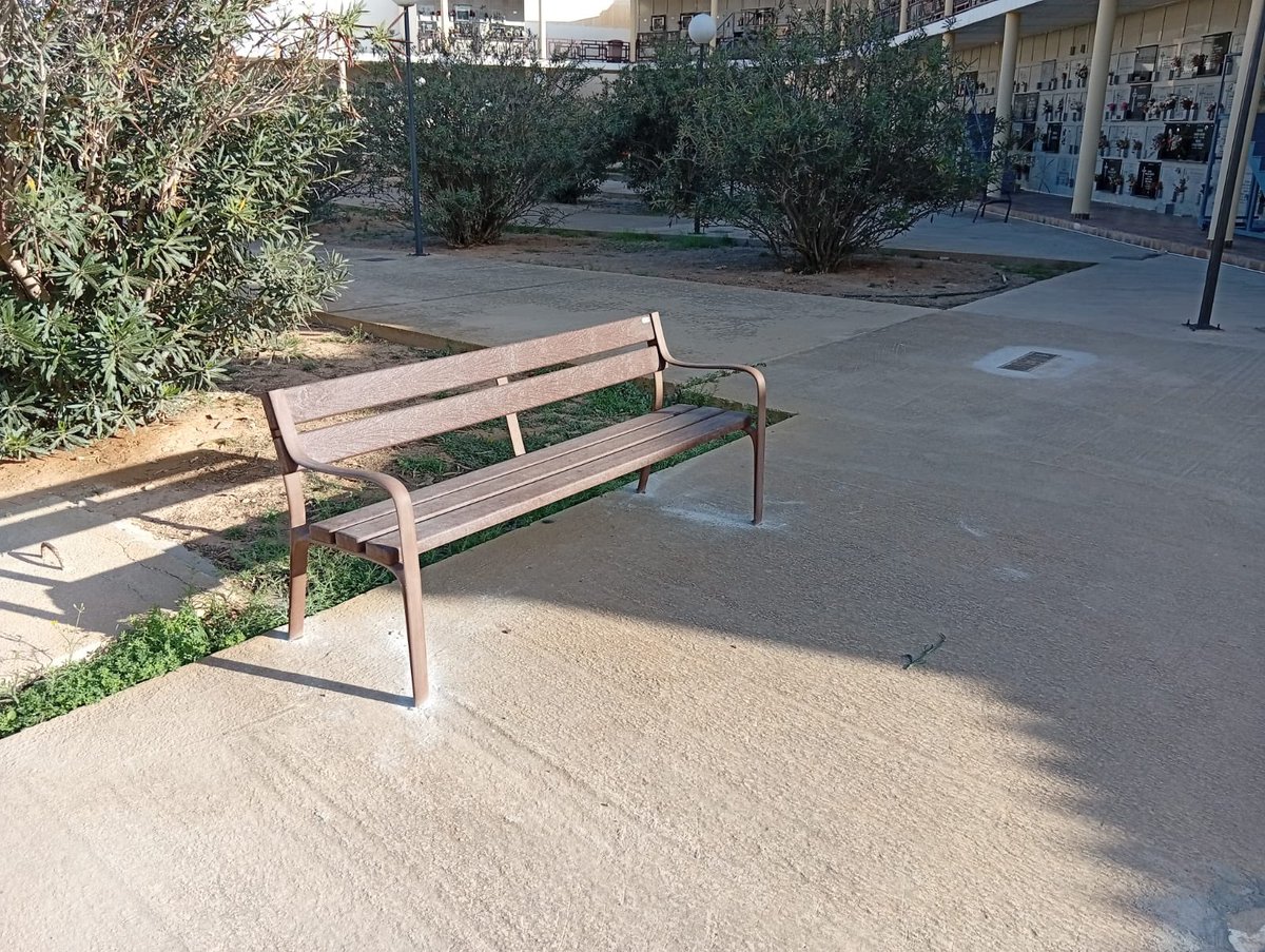 La Consejería de Medio Ambiente que dirige <a href="/danielventurari/">Daniel Ventura Rizo</a> ha instalado una treintena de bancos nuevos en el cementerio de la Purísima, dentro de su plan integral de mejora del camposanto.