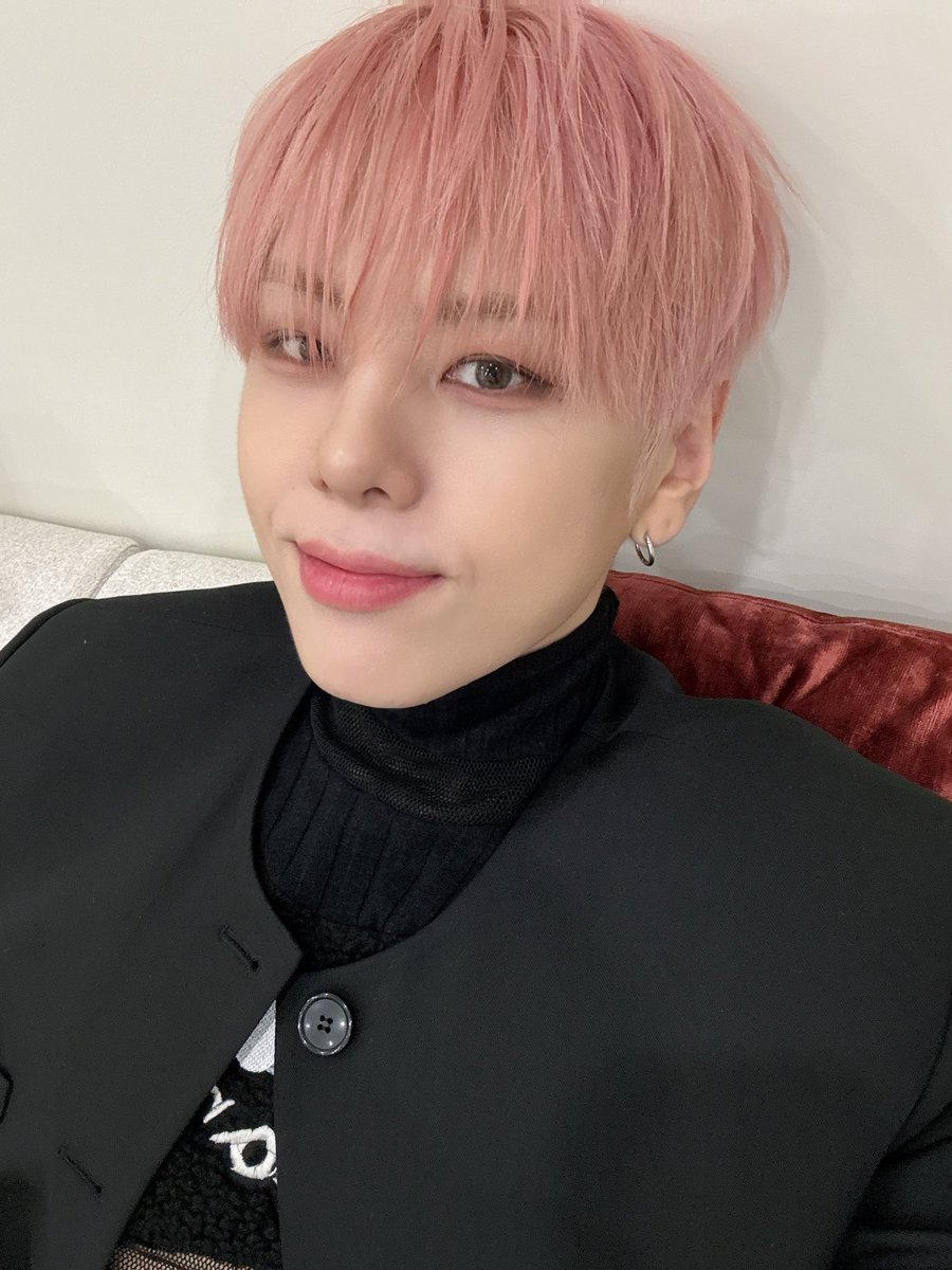 WEi__Member's tweet photo. [#대현] 고생해따아ㅏ~~뮤뱅 끝ㅎㅎ https://t.co/nCYoTyzal7