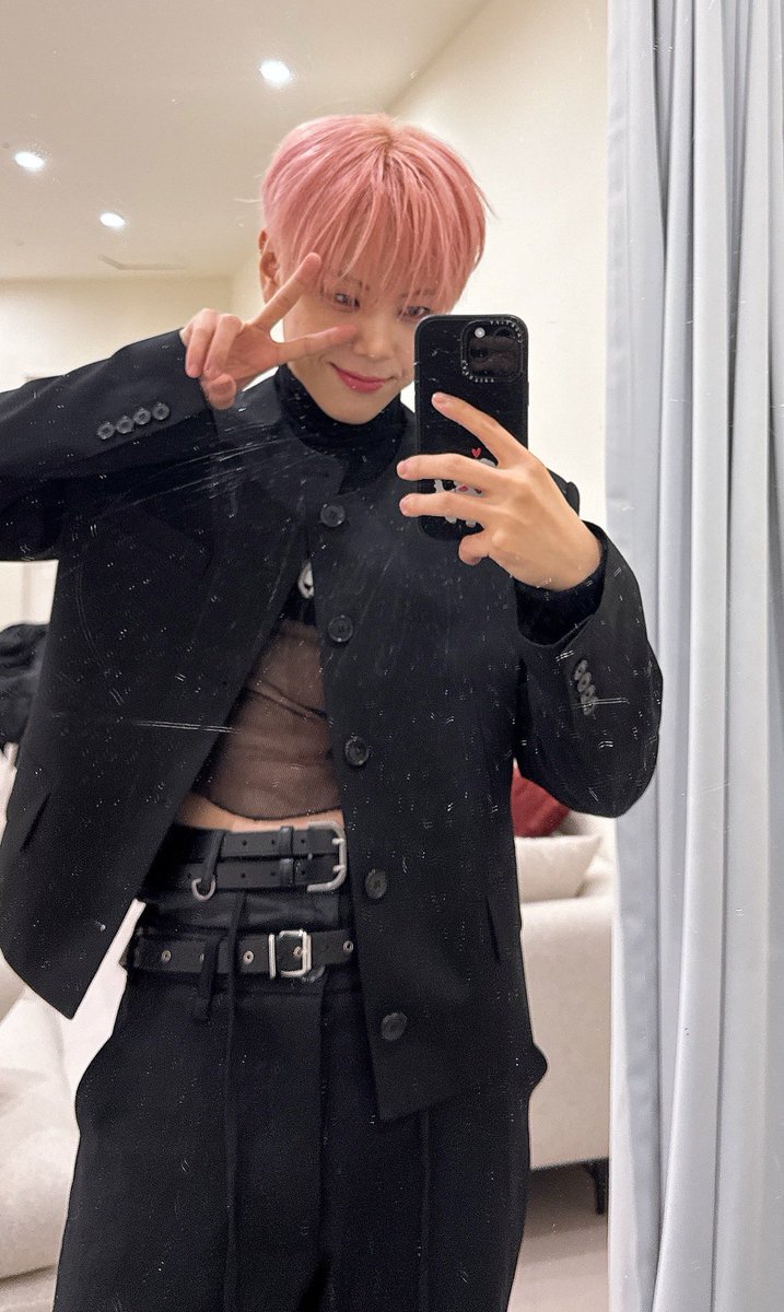 WEi__Member's tweet photo. [#대현] 고생해따아ㅏ~~뮤뱅 끝ㅎㅎ https://t.co/nCYoTyzal7