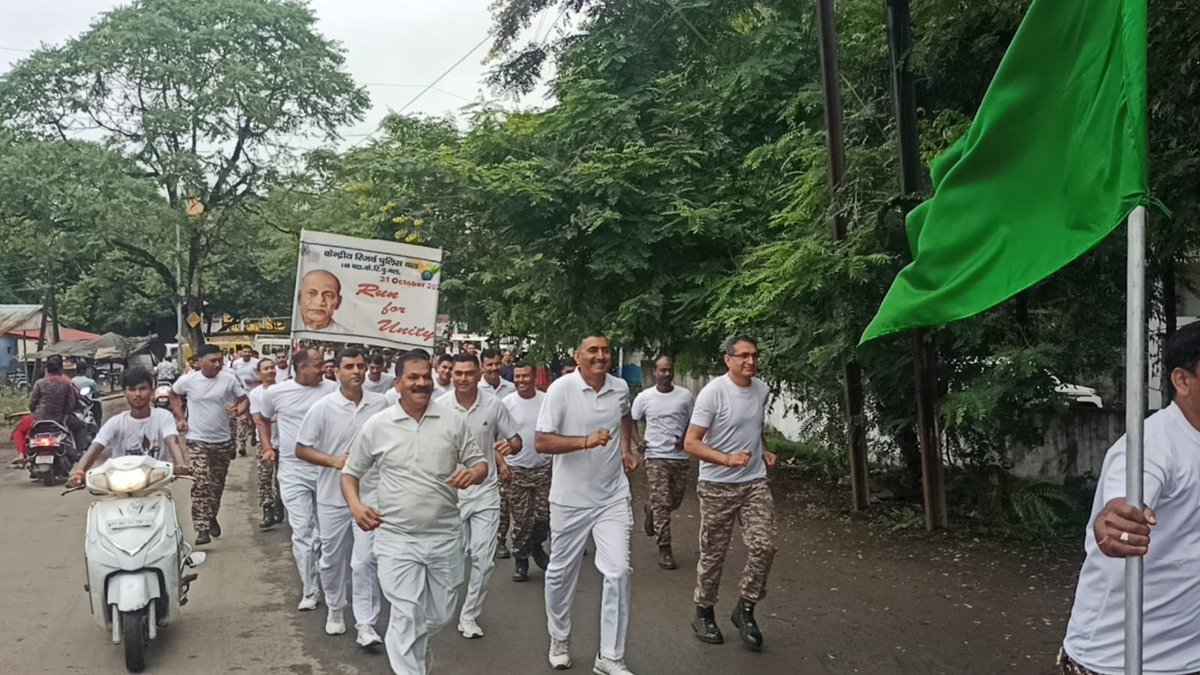 दिनांक 31 अक्टूबर 2025 को लौह पुरूष सरदार वल्लभ भाई पटेल की 150 वीं जयन्ती एवं राष्ट्रीय एकता दिवस के उपलक्ष्य में 148 वीं वाहिनी केन्द्रीय रिजर्व पुलिस बल मण्डला के द्वारा श्री विक्रांत सारंगपाणि, कमाण्डेन्ट-148 बटा0 के सानिध्य में रन फाॅर युनिटी के तहत दौड़ का आयोजन किया गया।