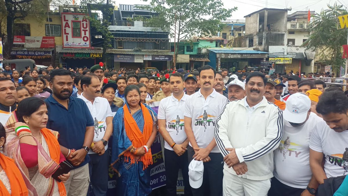 148bncrpf's tweet photo. दिनांक 31 अक्टूबर 2025 को लौह पुरूष सरदार वल्लभ भाई पटेल की 150 वीं जयन्ती एवं राष्ट्रीय एकता दिवस के उपलक्ष्य में 148 वीं वाहिनी केन्द्रीय रिजर्व पुलिस बल मण्डला के द्वारा श्री विक्रांत सारंगपाणि, कमाण्डेन्ट-148 बटा0 के सानिध्य में रन फाॅर युनिटी के तहत दौड़ का आयोजन किया गया। https://t.co/xkPFuXi5rw