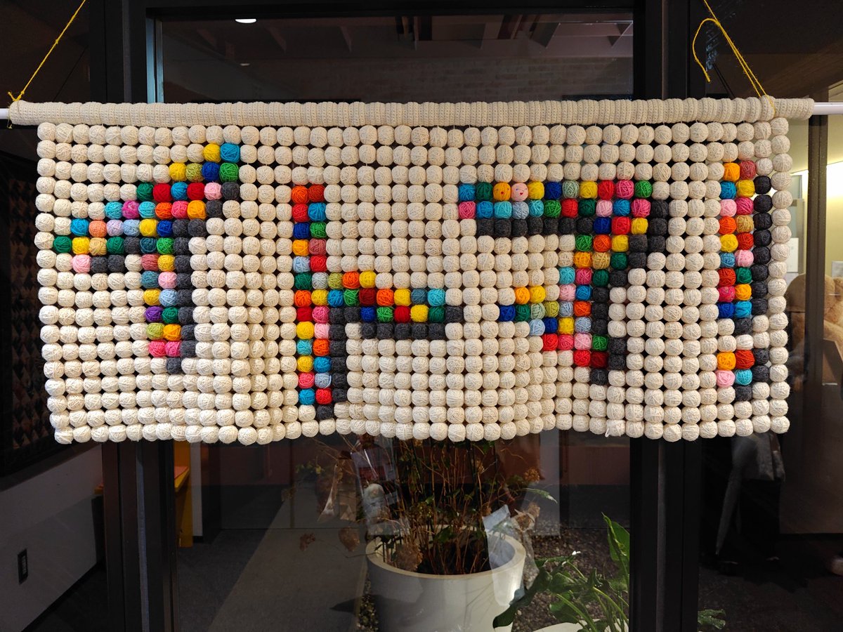 今年のイトマも最高でした〜！
ケストラーさんに欲しかった本にサイン＆写真撮ってもらいました✨
テライさんの方にも、去年来たことを覚えていてくださってお声掛けいただき大感激でした😭
後輩くん(最近編物始めた)はガチャで編針セットを当ててました。編物の神様に愛されたようです(笑
 #イトマ