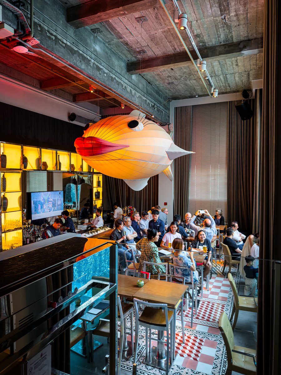 javanng's tweet image. Catch the magic at Fish Pool at The NCO Club – where the giant fish lantern light up the night &amp;amp; the mermaid show at 7:15pm steals the spotlight. 🐠✨ Dive into an unforgettable evening. 💫

#FishPoolSG #NCOClub #SingaporeNights #marriottbonvoy #singapore #sgbar @JWMarriottSG