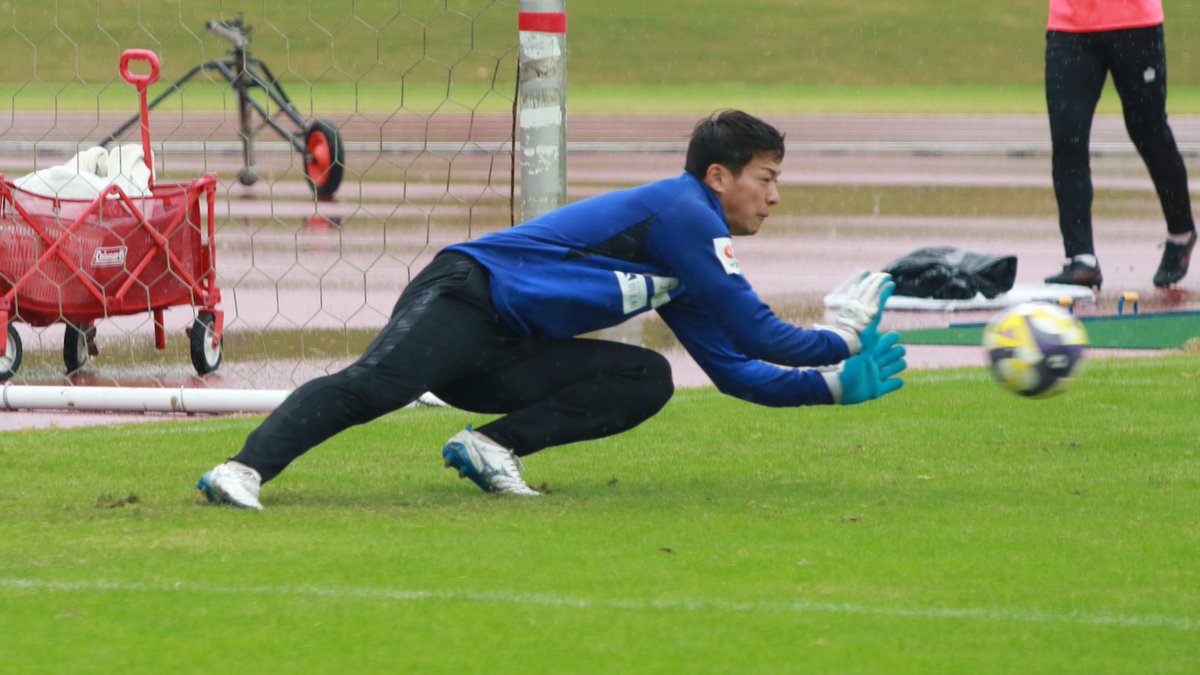 EG_kyuoki's tweet image. 先発出場を重ね、「ロングキックの精度も上がってきたし、ポジショニングや出るタイミングが分かってきた」と話すGK佐藤史騎。手応えを感じる一方、「練習でできても、公式戦でできなければ意味がない」と、さらなる成長を目指す。（エルゴラ熊本担当 井芹貴志）#roasso #ロアッソ熊本