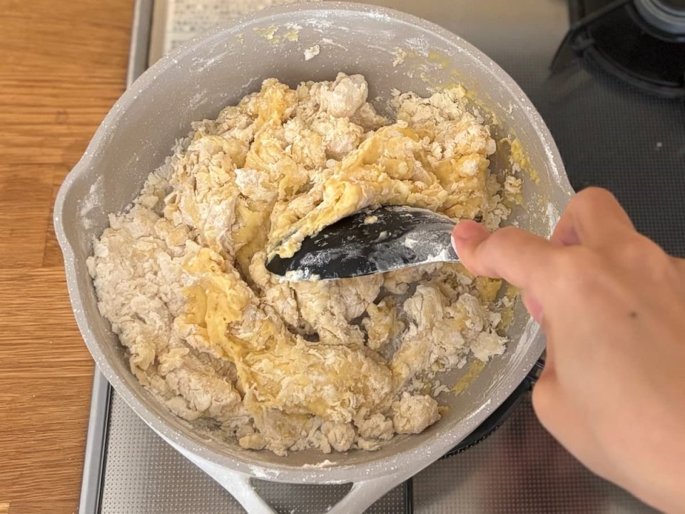 foodistnote's tweet photo. みなさん…フライパンだけでパンが作れます…。こねる→発酵→焼きまで、すべてフライパンの上でOKです…。作業時間は10分程度です…。計量から開始して1時間後にはアツアツのパンが食べられます…。材料もスーパーで全部そろいます…。3連休にちょっと作ってみませんか…。 https://t.co/8LswM436IG