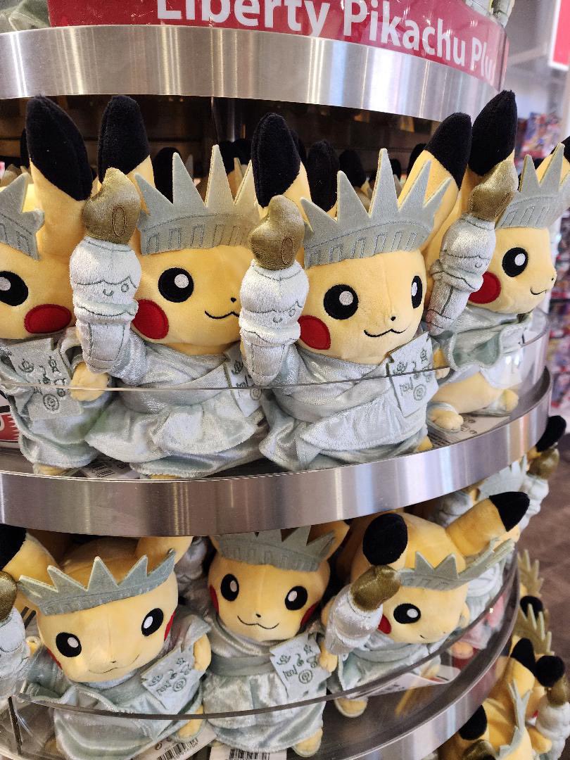 뉴욕 닌샵 익스클루시브 자유의 피카츄상인데 너무 귀여워서 깔깔 웃음 저거 횃불 불켜미야 ㅁㅊ