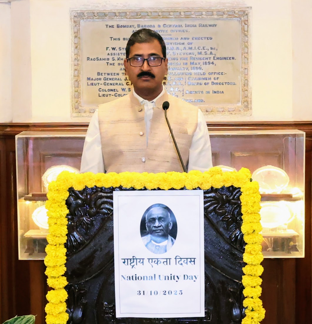 WesternRly's tweet photo. GM/WR Shri Vivek Kumar Gupta administered the Unity Pledge on the occasion of #NationalUnityDay at Western Railway Headquarters.

The event echoed the spirit of togetherness and commitment to national unity and integrity. 🤝✨

#WesternRailway #NationalUnityDay #UnityPledge #RashtriyaEktaDiwas #RailParivar #OneNationOneSpirit #EkBharatShreshthaBharat